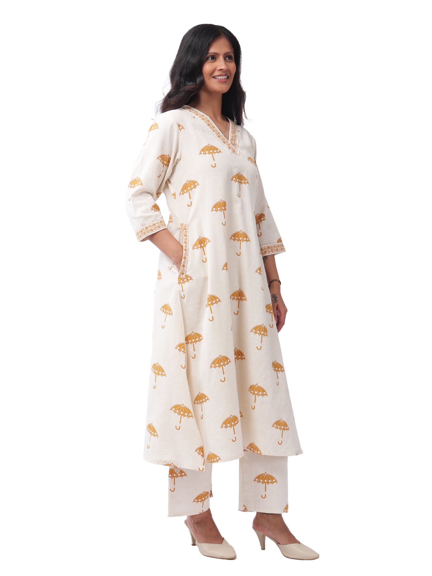 Fash'O'Holic Women's Ivory & Mustard Yellow Umbrella Print Straight Kurta Pant Set